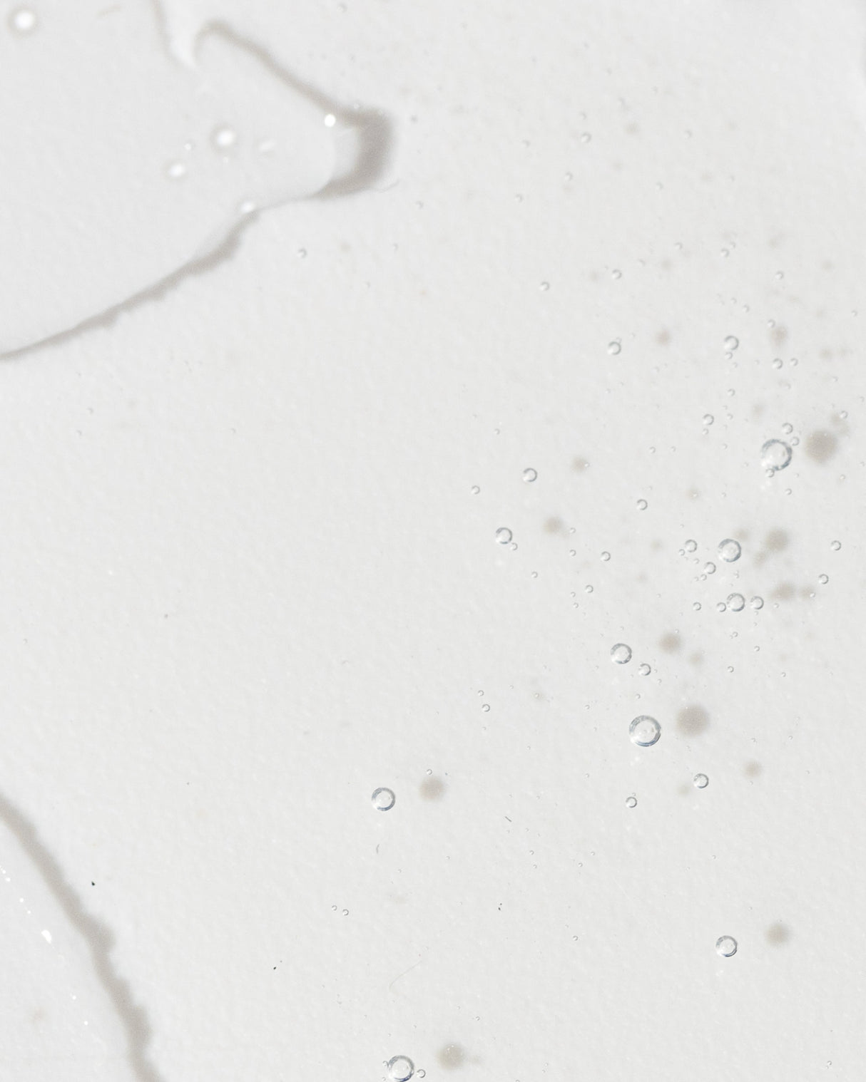 Texture of Vivier Advanced Skin Lightening Serum with Hydroquinone and Vitamin C for anti-aging and dark spot correction.