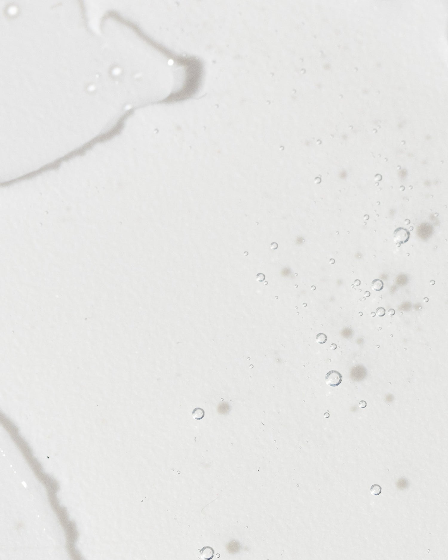 Texture of Vivier Advanced Skin Lightening Serum with Hydroquinone and Vitamin C for anti-aging and dark spot correction.