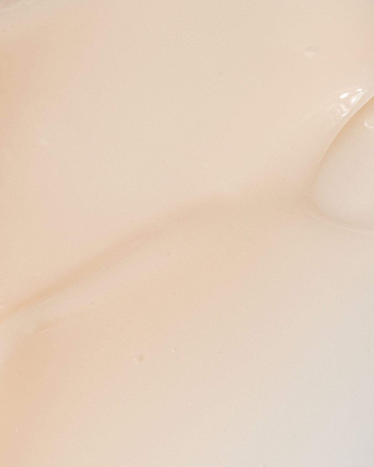 Close-up of Vivier DERMA-V™ cream texture, showing its lightweight, hydrating formula designed to repair and protect the skin barrier.