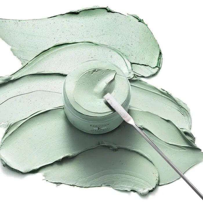 Kerastase Argile Équilibrante Clay Shampoo texture spread out, ideal for oily hair, balances scalp, removes excess oil impurities.