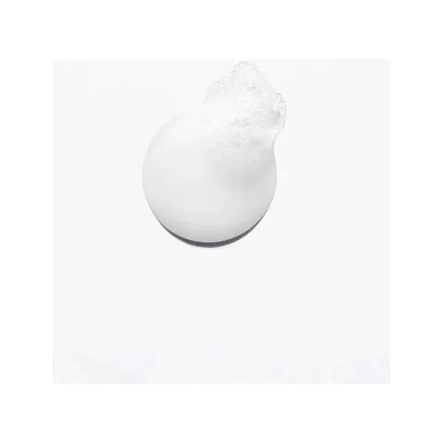 Textured foam of Kérastase Bain Nutri Fortifiant shampoo highlighting its nourishing and strengthening properties for all hair types.