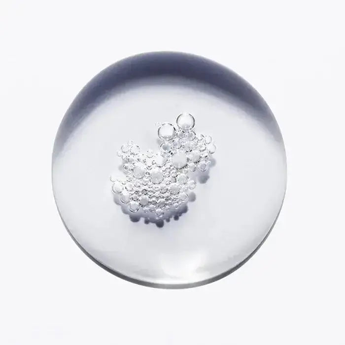 Clear rejuvenating shampoo bubbles in circular dish for Bain Régénérant, perfect for revitalizing dull, lifeless hair.
