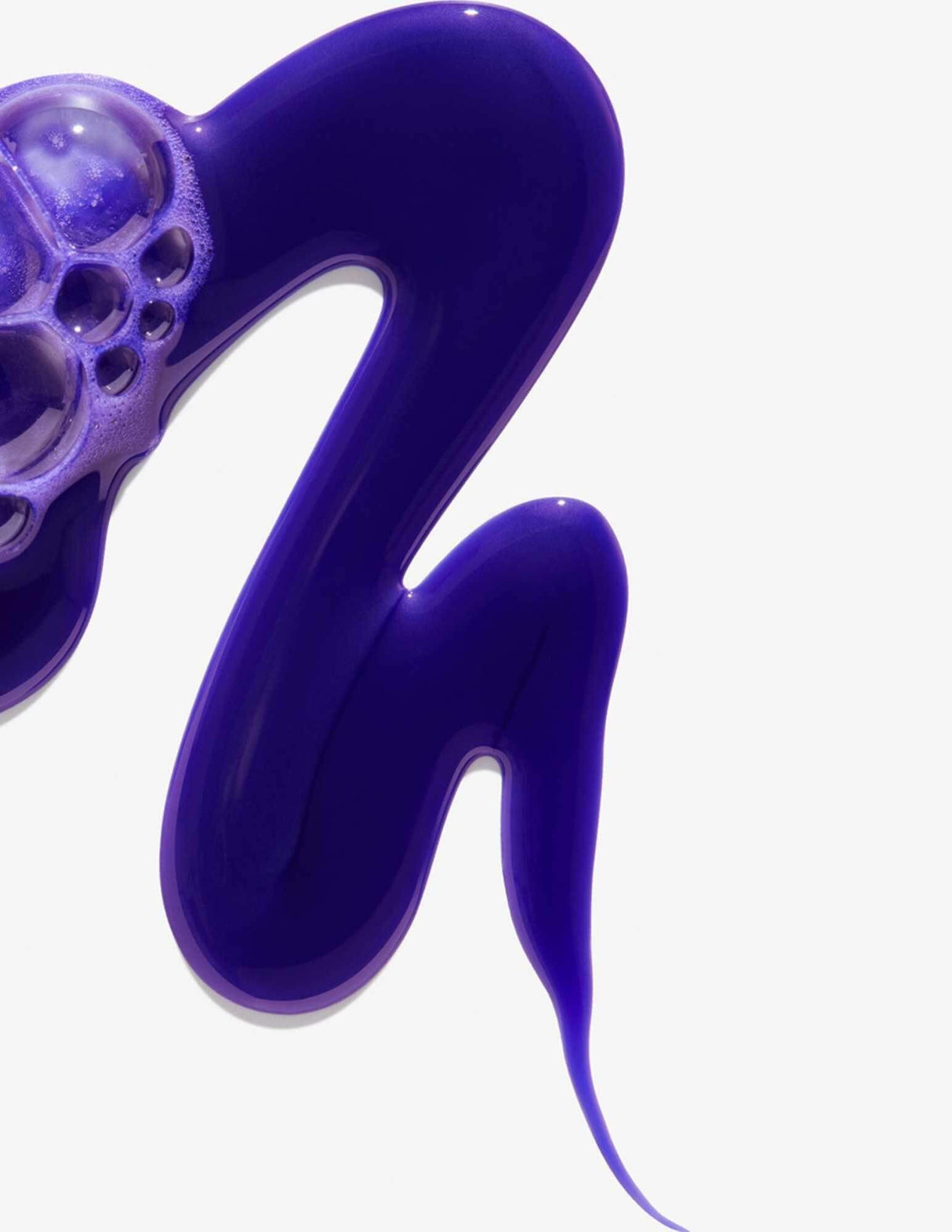 Vibrant purple toning shampoo with bubbles for blonde hair, designed to neutralize brassy and yellow hues.