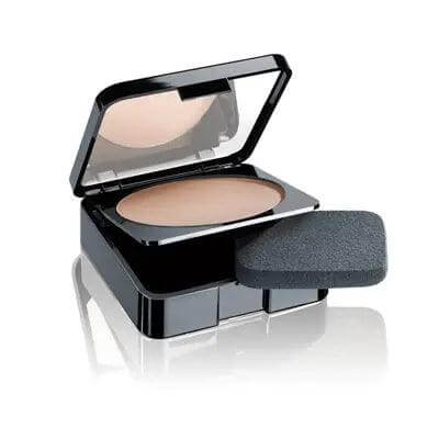 Malu Wilz Compact Powder 11gr in black compact with applicator, designed for setting makeup and reducing shine for a matte finish.
