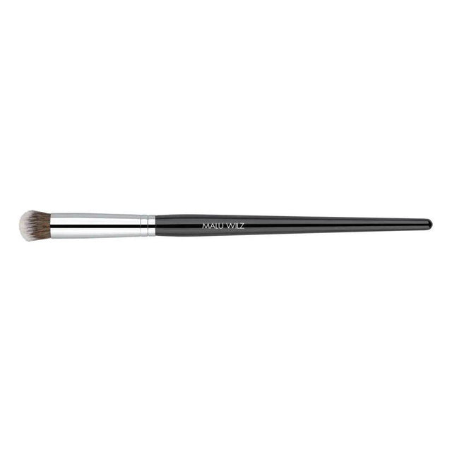 Malu Wilz Concealer Brush with synthetic bristles and ergonomic handle for seamless concealer application.