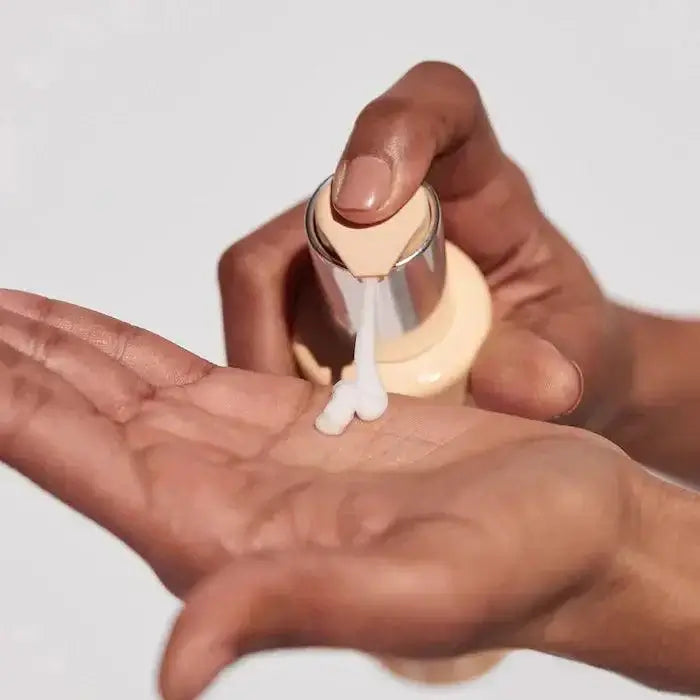 Applying Kerastase Curl Manifesto Gelée Contour for curl definition and frizz control on curly and wavy hair types.