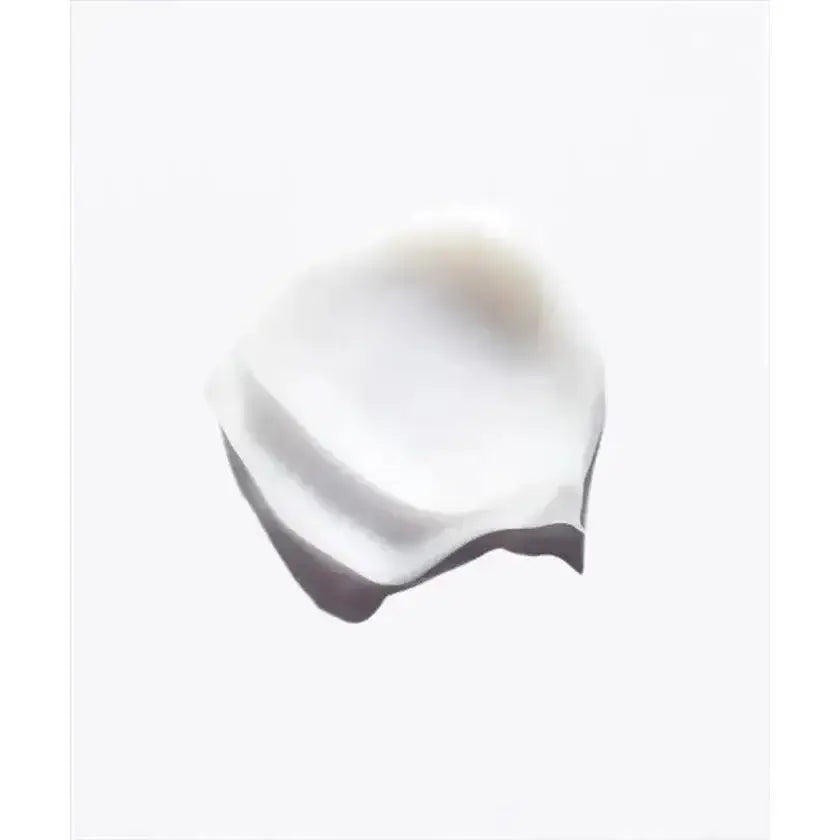 Smooth texture of Kérastase Masque Reconstituant showcasing creamy consistency for hair repair and strengthening.