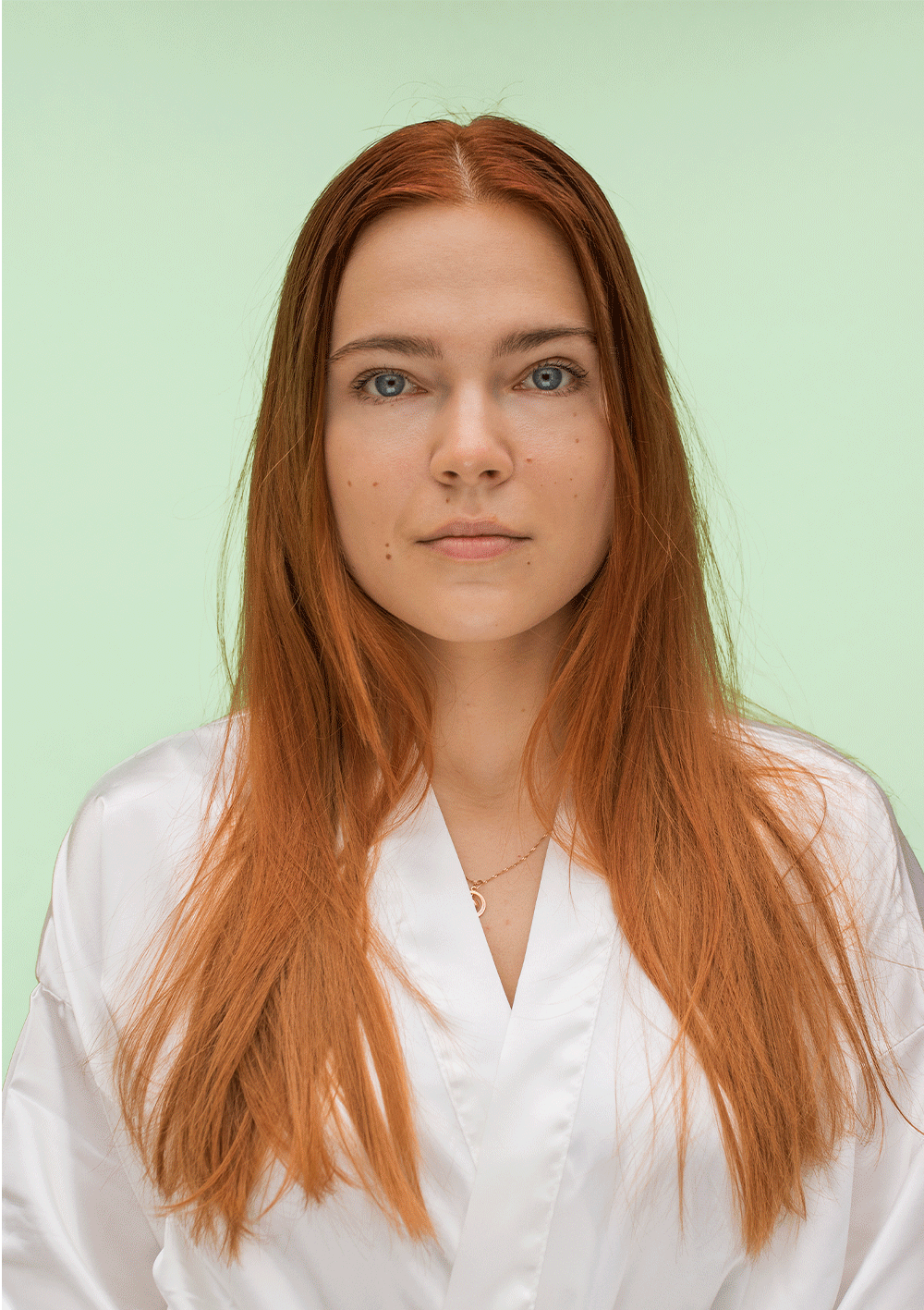 Before and after using GLOSS.ME Hydration Glow & Go Kit showcasing vibrant, soft hair transformation with woman in white robe.