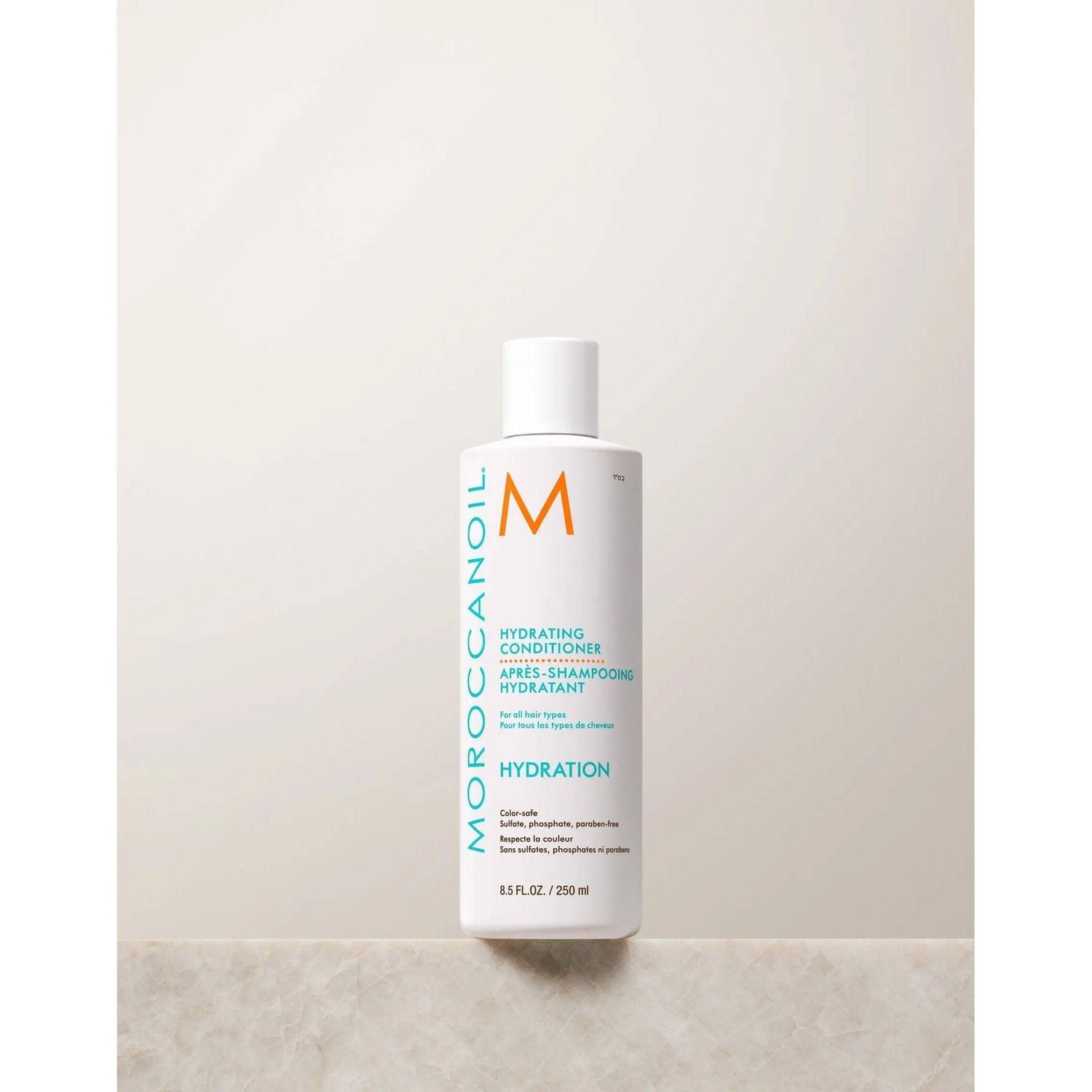 Moroccanoil Hydrating Conditioner bottle, enriched with argan oil and vitamins, designed to moisturize and detangle dry hair.