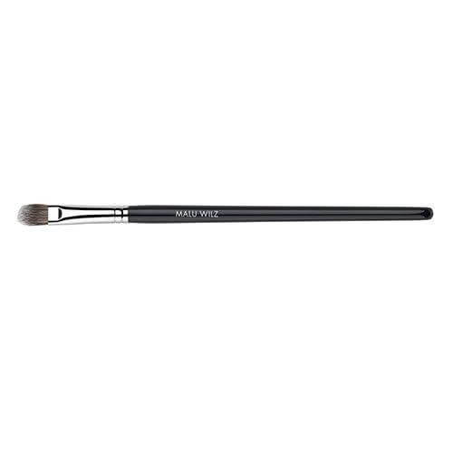 Malu Wilz Large Eyeshadow Brush with synthetic bristles for precise and smooth eyeshadow application.
