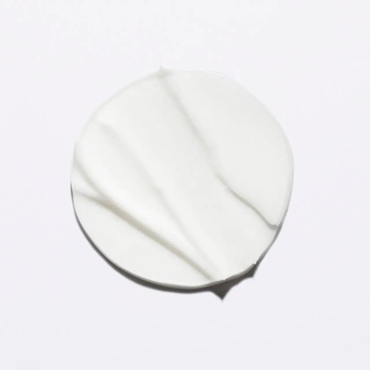 Texture of Kérastase Masque Intense Régénérant, a nourishing hair mask for dry and damaged hair.