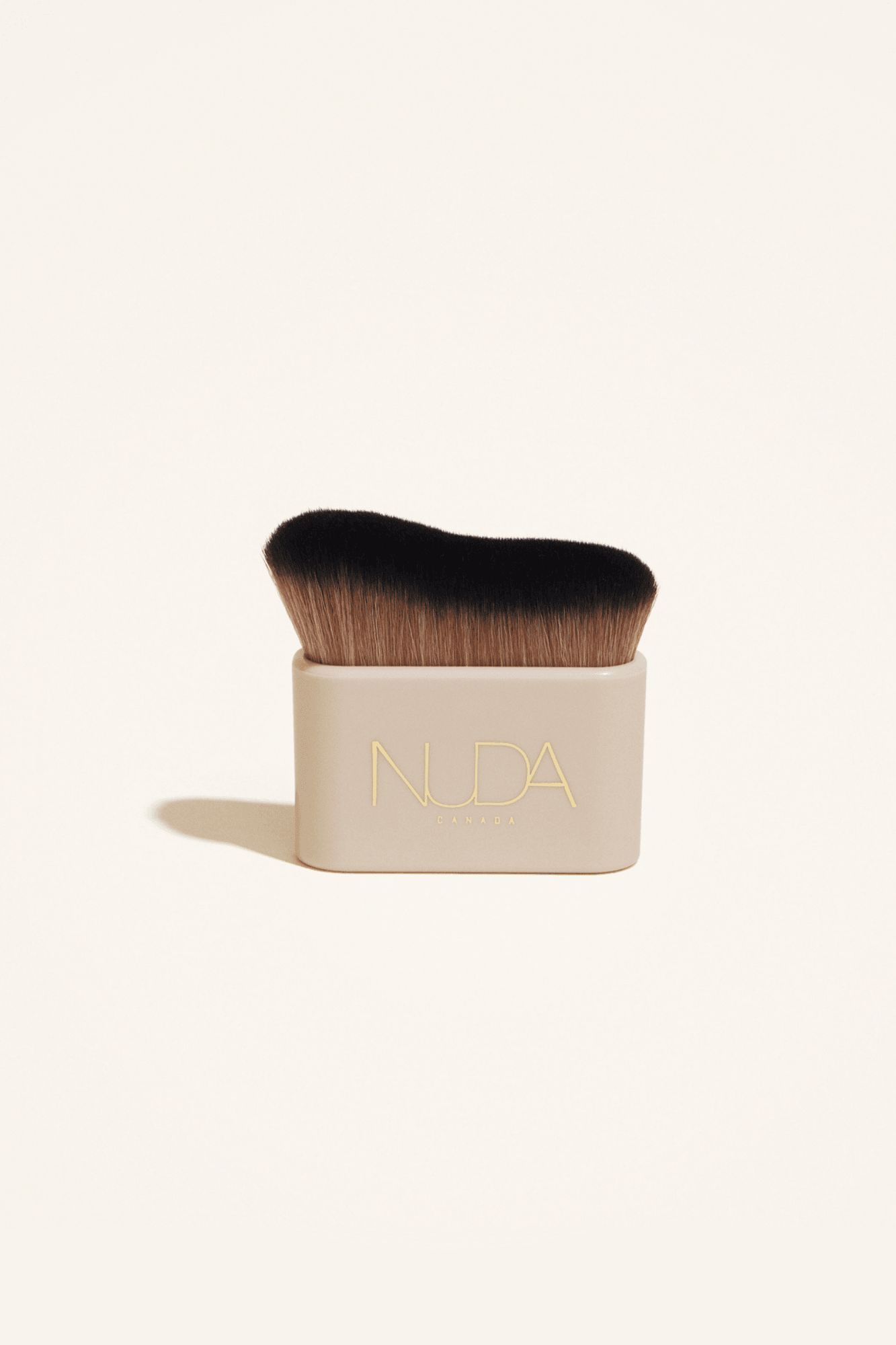 Nuda Blending Brush with ultra-soft vegan bristles for flawless sun-kissed radiance and effortless tan blending.