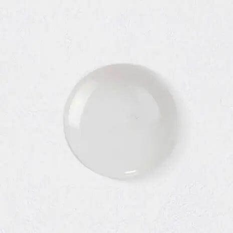 Clear drop of Nutritive Bain Satin 2 from Kérastase, ideal for nourishing and reducing single-use plastic waste.