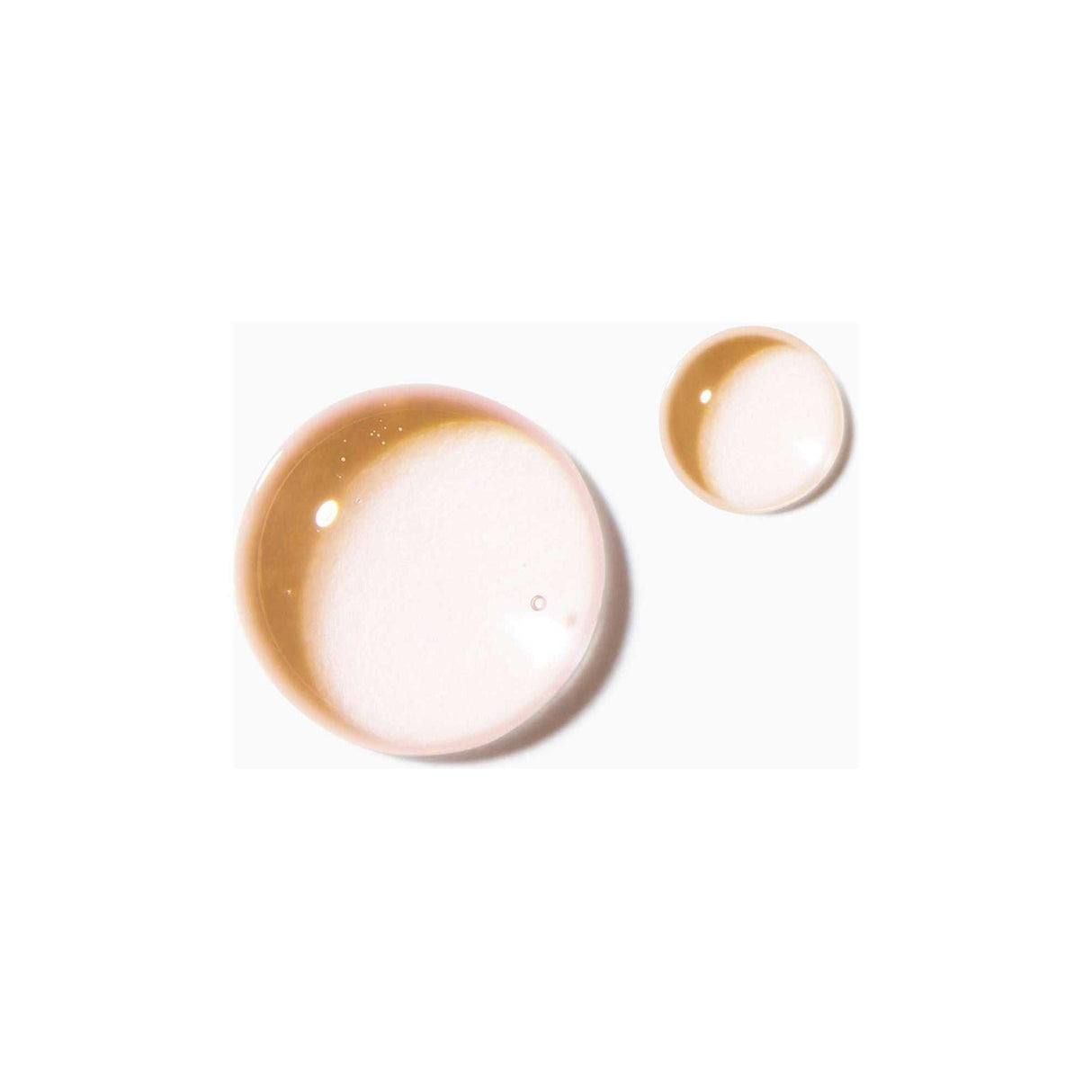 Close-up of Kérastase Nutri-Supplement Scalp Serum droplets showcasing its lightweight, nutrient-rich formula for dry scalps.