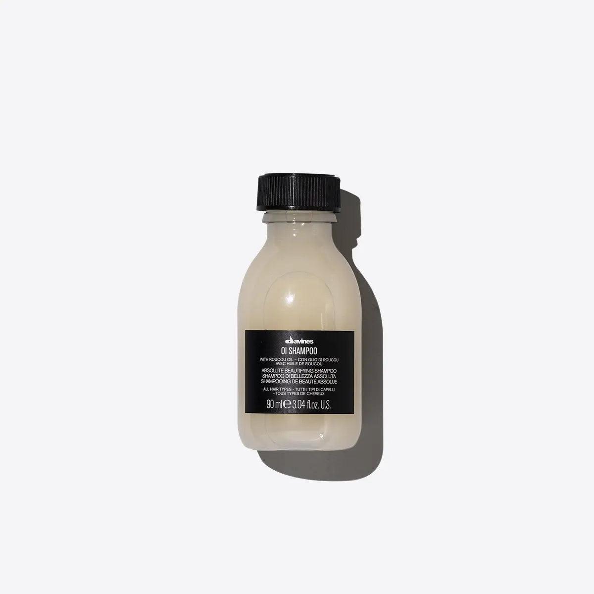 Oi Shampoo bottle with Roucou oil, ideal for soft, shiny, voluminous hair; daily use with antioxidant benefits and lasting fragrance.