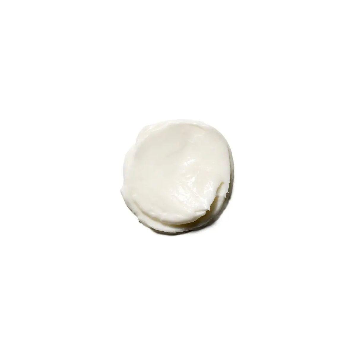 Texture of Restorative Repair Hair Mask, creamy formula for damaged, dry hair with proteins for intense moisture and shine.