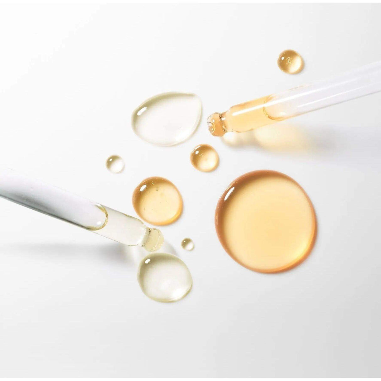 Close-up of Serum Absolut Rehydrate droplets showcasing its hydrating texture and rich formula for resilient skin.