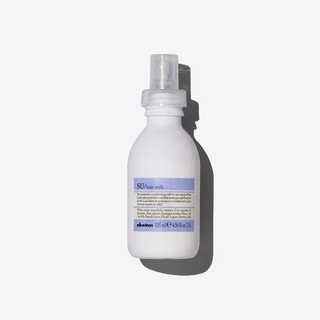 Su Milk leave-in spray cream with UV protection for hair, 135ml bottle, nourishes and maintains moisture, ideal for sun exposure.