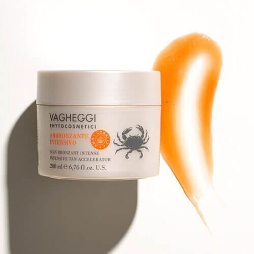 Intensive Tan Accelerator jar with orange lipogel swatch, designed for intense, lasting tanning and hydrating skin.