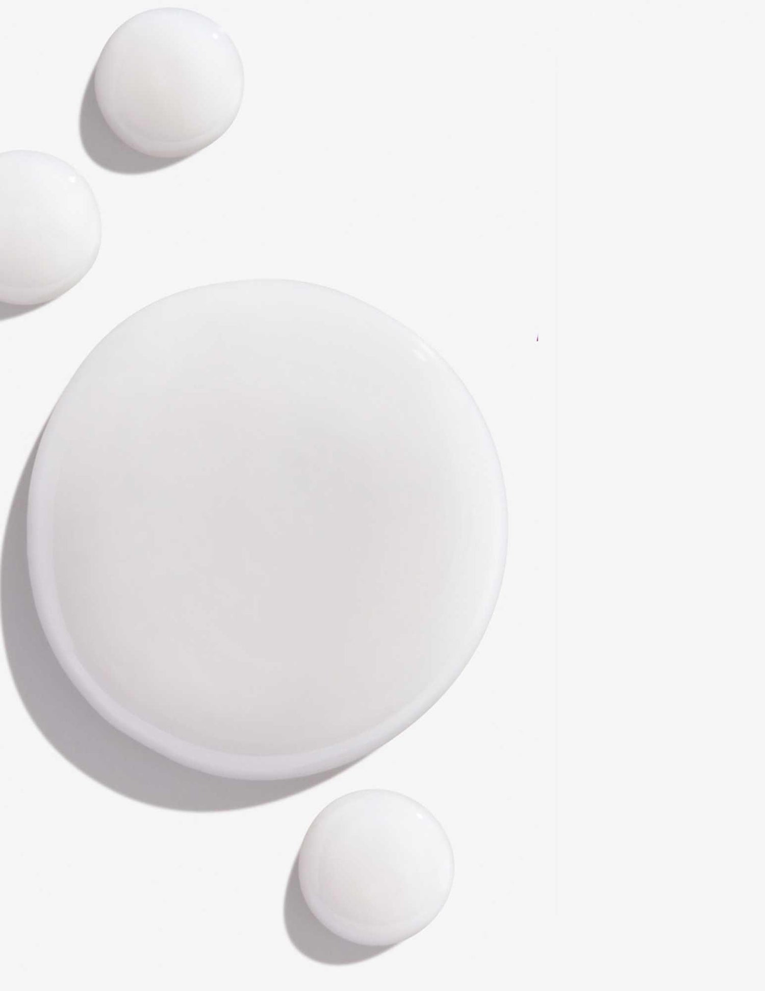 Texture of Redken Color Extend Magnetics Shampoo, showcasing sulfate-free formulation for vibrant color-treated hair care.